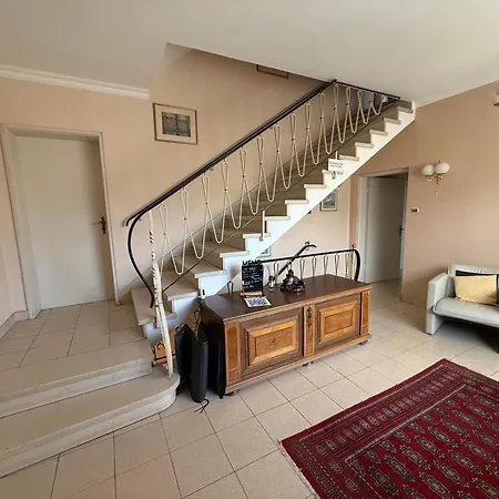 Daire Lautertal Panorama-suite - Kingsize-bett & Badewanne & Dusche - Raucherbereich Vor Ueberdachten Terrasse - Rosengarten - Parkplaetze 15m Entfernt- Naturschutzgebiet Vor Haustuere - Sehr Ruhige Gegend - Self-checkin - 45qm2 Blaustein